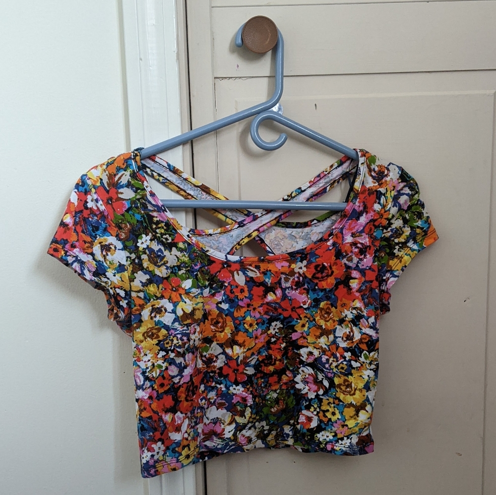 ✨ SALE ✨ Floral Crop Top Cotton Forever21 Ambiance Apparel